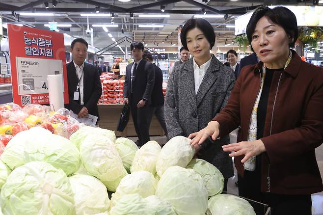 송미령 농림축산식품부 장관이 지난달 31일 서울 강서구 홈플러스 강서점을 찾아 농축산물 유통 상황을 점검하고 있다. ⓒ연합뉴스