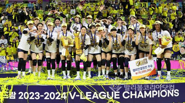 현대건설, V리그 13년만에 통합우승.