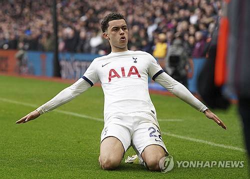 루턴 타운전에서 특급 조커로 활약한 존슨의 뒤에는 손흥민이 있었다. 손흥민은 경기에 앞서 존슨에게 존슨이 경기를 바꿀 수 있다며 용기를 불어넣었고, 후반전 시작과 동시에 교체 투입된 존슨은 손흥민의 결승골을 도운 걸 비롯해 맹활약을 펼치며 손흥민에게 보답했다. 자신이 할 수 있는 일을 하면서 가치를 증명하고 있는 존슨이다. 그런 존스의 뒤에는 든든한 주장 손흥민의 지원이 있다. 사진 연합뉴스