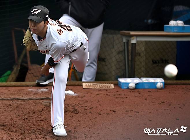 한화 이글스 신인 투수 황준서가 스프링캠프에서 투구하고 있다. 황준서는 3월 31일 대전 한화생명이글스파크에서 열린 2024 신한 SOL Bank KBO리그 KT 위즈와의 홈경기에 선발 등판해 5이닝 3피안타 1피홈런 2사구 5탈삼진 1실점으로 기대 이상의 피칭을 선보였다. 고졸 신인 데뷔전 선발승을 따내며 실력을 입증했다. 한화는 14-3으로 대승을 거두며 7연승을 달렸다. 엑스포츠뉴스 DB