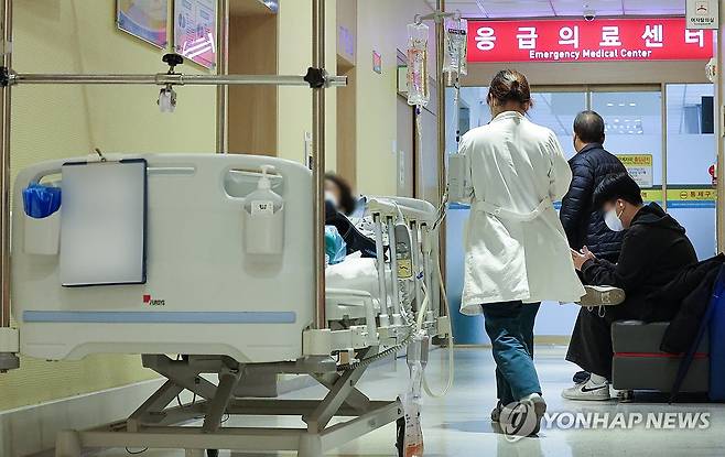 '응급실 향해' (서울=연합뉴스) 김성민 기자 = 전공의 집단행동이 한 달간 이어지고 있는 19일 오전 서울 시내 한 대형병원에서 한 의료 관계자가 응급의료센터로 이동하고 있다. 2024.3.19 ksm7976@yna.co.kr