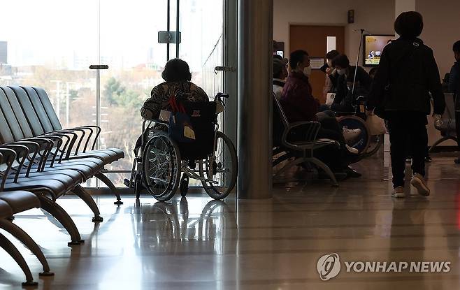 줄어드는 외래진료…길어지는 기다림 (서울=연합뉴스) 김성민 기자