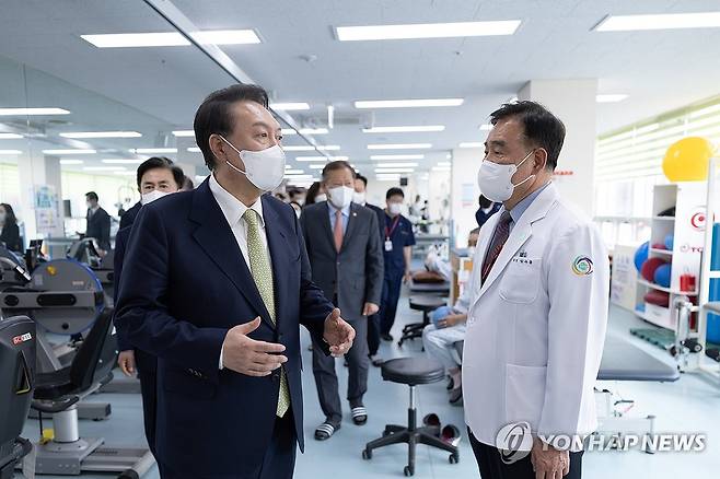 공주의료원 방문한 윤석열 대통령 (서울=연합뉴스) 진성철 기자 = 윤석열 대통령이 2일 충남 공주시 공주의료원을 찾아 재활센터를 둘러보고 있다. 2024.4.2  [대통령실 제공. 재판매 및 DB 금지] zjin@yna.co.kr