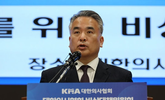 김성근 대한의사협회 비상대책위원회 언론홍보위원장이 1일 오후 서울 용산구 대한의사협회에서 의대정원 증원 관련 대통령 대국민 담화에 대한 입장을 밝히고 있다. (사진=뉴시스)