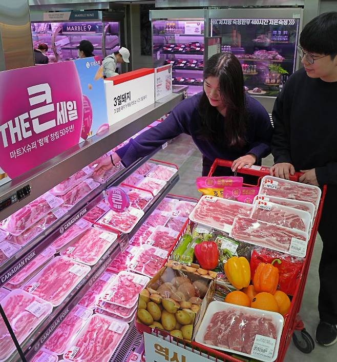롯데마트 제타플렉스 서울역점에서 캐나다산 삼겹살을 구매하고 있는 고객의 모습. (사진=롯데마트)