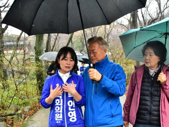 문재인 전 대통령 내외가 3일 오전 부산 금정구 범어사를 찾아 더불어민주당 박인영 후보와 만나고 있다. 〈사진=박인영 후보 선거캠프 제공〉