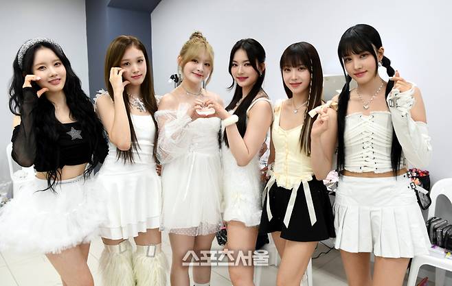 걸그룹 스테이씨가 2일 태국 방콕 라자망갈라 국립경기장에서 열리는 ‘제33회 서울가요대상’ 시상식(주최 스포츠서울, 주관 서울가요대상 조직위원회)에 앞서 포즈를 취하고 있다.  방콕(태국) | 최승섭기자 thunder@sportsseoul.com