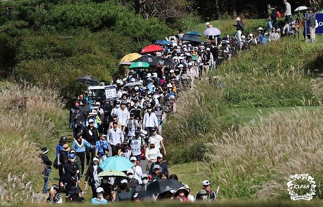 지난해 하이트진로 챔피언십을 찾은 갤러리가 선수를 따라 이동하고 있다. 사진 | KLPGA