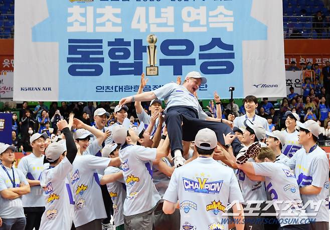 2일 안산상록수체육관에서 열린 V리그 남자부 챔피언결정전 3차전 OK금융그룹과 대한항공의 경기. 우승을 차지한 대한항공 선수들이 틸리카이넨 감독을 헹가래 치고 있다. 안산=박재만 기자 pjm@sportschosun.com/2024.04.02/