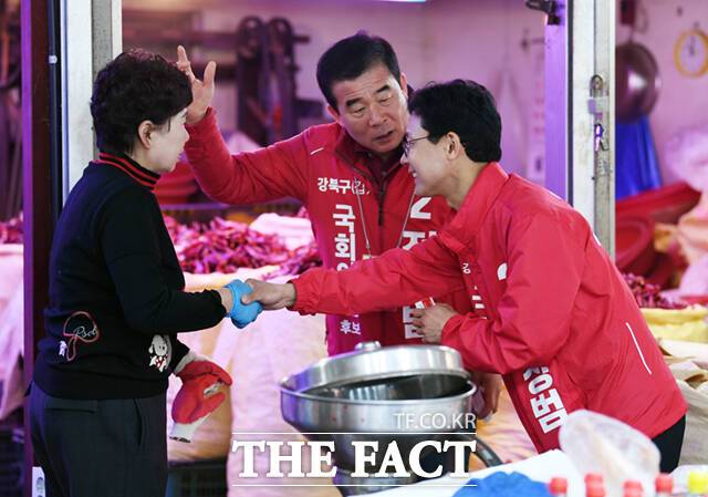 전상범 국민의힘 강북갑 후보(오른쪽)가 2일 오전 서울 강북구 수유전통시장에서 상인들을 만나 인사하고 있다. / 이새롬 기자