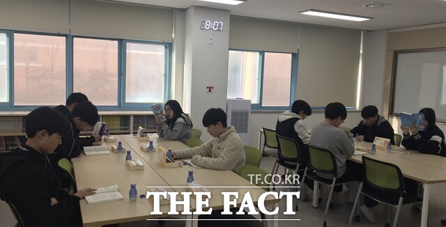 도서관에서 아침 먹고 독서활동 중인 학생들/ 광주서광중학교