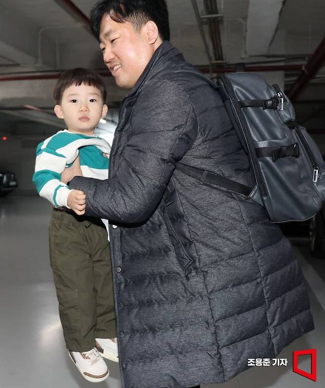 장재영 NH투자증권 자산관리전략부 차장은 매일 새벽 5시에 일어나 아들 은우(28개월)군과 함께 출근한다. 사진=조용준 기자 jun21@