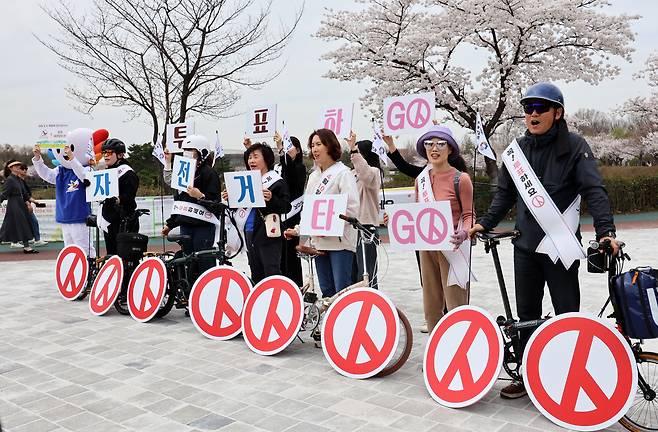 제22대 국회의원선거 사전 투표를 사흘 앞둔 2일 오후 광주 광산구 쌍암공원에서 에코바이크 회원과 광주선관위 직원들이 자전거에 홍보물을 부착하고 투표 독려 캠페인을 벌이고 있다. /연합뉴스