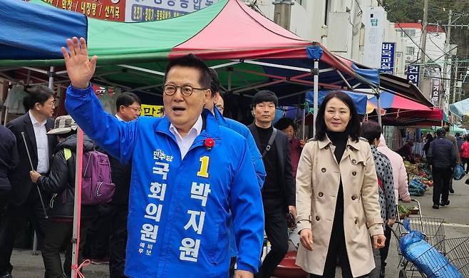 박지원 더불어민주당 전남 해남·완도·진도 후보가 25일 오전 완도읍 전통시장을 찾아 상인과 주민들에게 인사를 하고 있다. (박지원 선거사무실 제공)2024.3.25/ 뉴스1