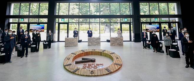 문재인 대통령이 18일 서울 용산구 노들섬다목적홀에서 열린 2050 탄소중립위원회 제2차 전체회의에 참석해 국민의례를 하고 있다. 2021.10.18./뉴시스