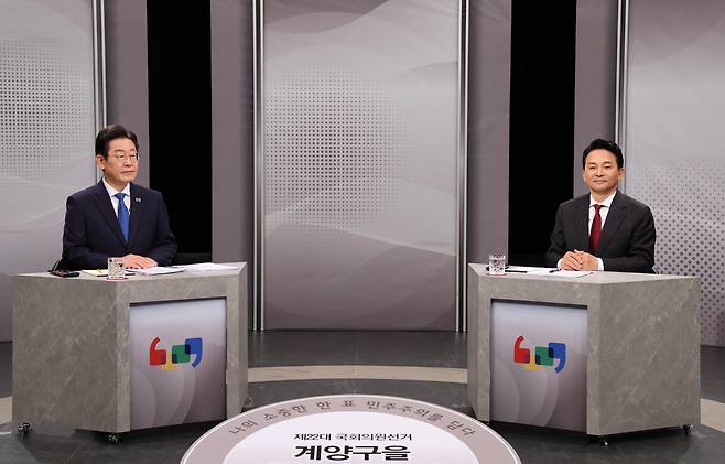 인천 계양을 후보인 더불어민주당 이재명, 국민의힘 원희룡 후보가 1일 오후 경기 부천시 OBS 경인TV에서 진행된 제22대 국회의원선거 인천 계양을 후보자 토론회 준비를 하고 있다. 2024.4.1/뉴스1