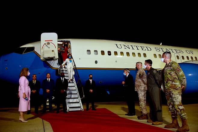 낸시 펠로시 미국 연방하원의장이 지난 3일 경기 평택시에 위치한 오산 미 공군기지를 통해 입국하고 있다. 이날 한국측에서는 아무도공항 영접을 나가지 않아 '의전 홀대' 논란이 있었다. 주한미국대사관 트위터 캡쳐