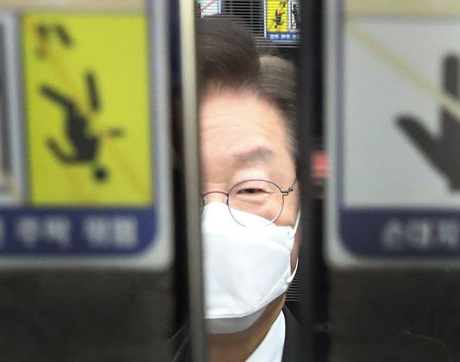 이재명 더불어민주당 대표가 지난 21일 서울 여의도 국회에서 열린 최고위원회의를 마친 뒤 승강기를 타고 있다. /뉴스1