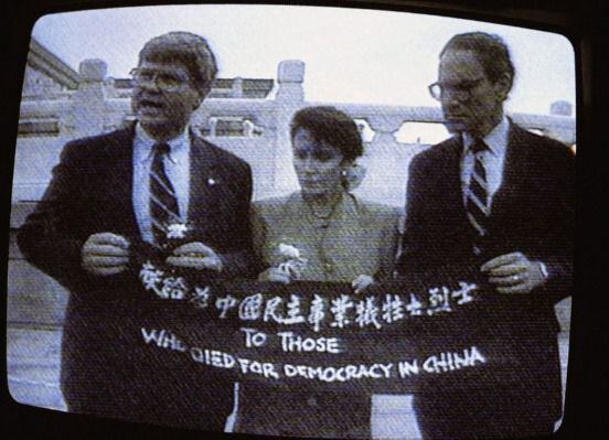 낸시 펠로시(가운데) 미국 하원의원이 1991년 동료 의원 두 명과 함께 중국 베이징 톈안먼 광장에서 '중국의 민주주의를 위해 목숨을 바친 이들에게'라고 쓰인 플래카드를 꺼내들었다. /미국 하원의장실