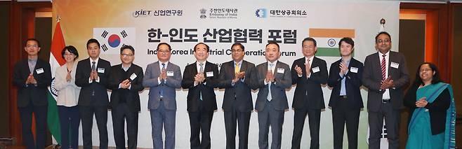 2일 서울 중구 롯데호텔에서 열린 한·인도 산업협력 포럼에서 주현 산업연구원 원장(왼쪽 여섯 번째)과 이성우 대한상공회의소 국제본부장(왼쪽 여덟 번째), 니시 칸트 싱 주한인도대사관 부대사(오른쪽에서 두 번째) 및 참석자들이 기념 촬영하고 있다. / 연합뉴스