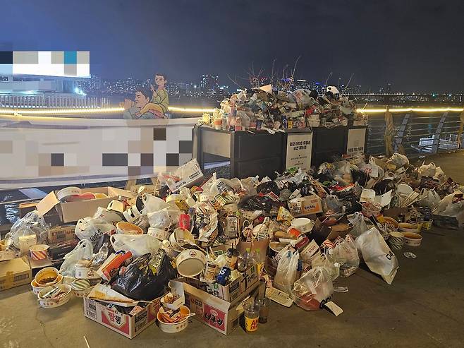 지난 2일 오후 7시 서울 영등포구 여의도 봄꽃 축제 한강공원에 버려진 쓰레기들 모습. /조연우 기자