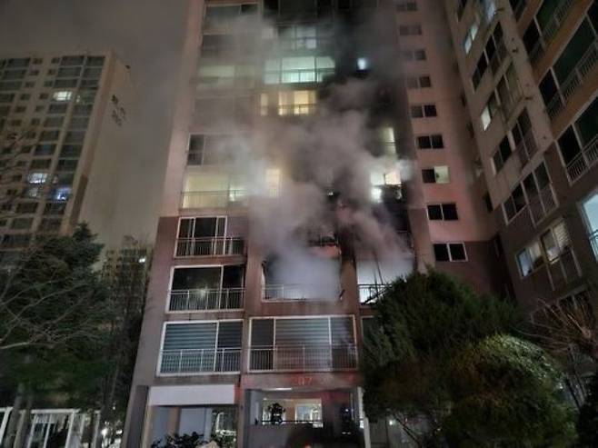 지난해 12월 25일 새벽 서울 도봉구의 한 고층 아파트에서 불이 나 2명이 숨지고 29명이 다쳤다. 화재 당시 모습ⓒ도봉소방서 제공