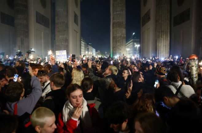 독일 베를린 브란덴부르크문 앞에서 애연가들이 대마초를 피우고 있다. 로이터=연합뉴스