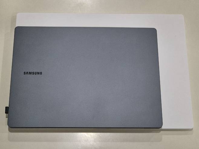 갤럭시북3프로(앞)와 LG 그램 프로 17인치 모델 크기 비교. 사진=구자윤 기자