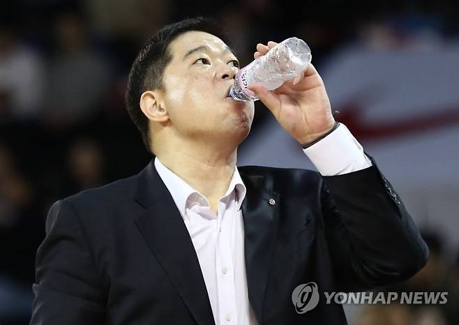 경기 도중 물을 마시고 있는 현주엽 감독 2019.11.19 /연합뉴스