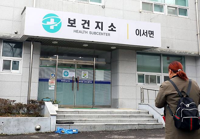 한 주민이 전남 화순군 이서면 보건소를 찾고 있다. (ⓒ뉴스1, 무단 전재-재배포 금지)