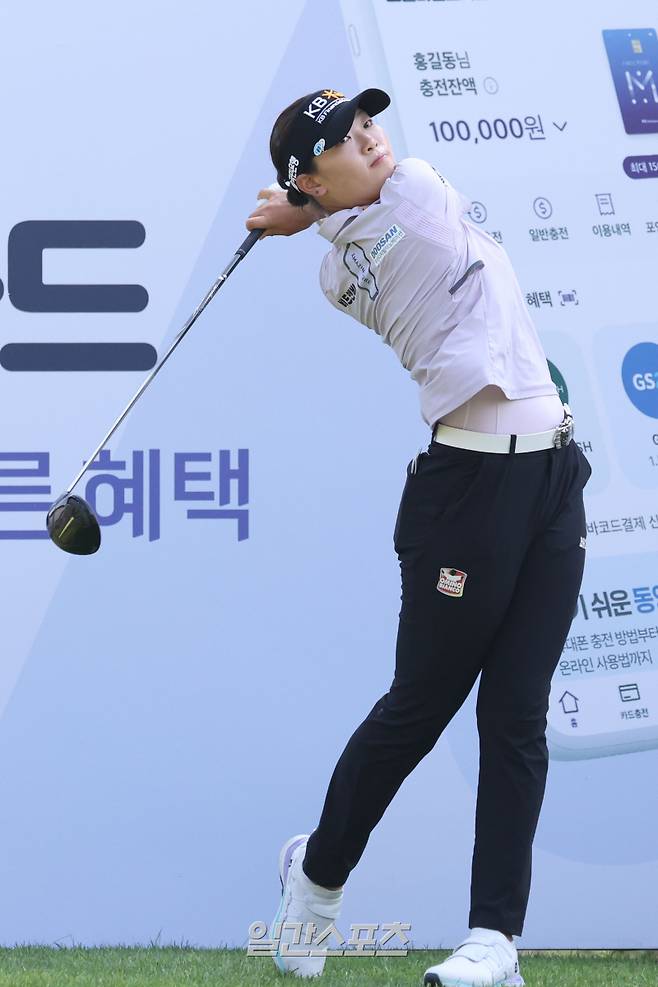 [용인=이데일리 스타in 이영훈 기자] '제12회 KG 레이디스 오픈' 1라운드가 1일 경기도 용인시 처인구 써닝포인트CC에서 열린 가운데 방신실이 7번홀에서 티샷을 날리고 있다.