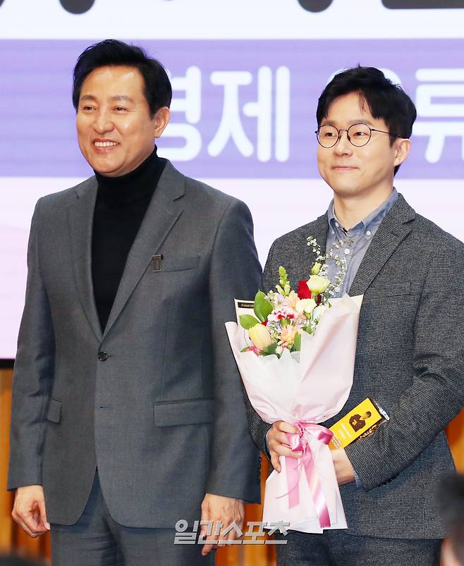 유튜버 슈카월드가 16일 오전 서울특별시청 본관 다목적홀에서 열린 서울특별시 홍보대사 감사패 수여 및 위촉식에서 홍보대사로 위촉 후 오세훈 시장과 기념 촬영을 하고 있다. 서병수 기자 qudtn@edaily.co.kr /2023.02.16.