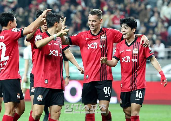 프로축구 '하나원큐 K리그1 2024' 5라운드 FC서울과 김천상무의 경기가 3일 오후 서울 상암동 서울월드컵경기장에서 열렸다. 임상협의 골로 4대 0으로 앞서가는 서울 선수들이 기뻐하고 있다. 상암=김민규 기자 mgkim1@edaily.co.kr /2024.04.03/