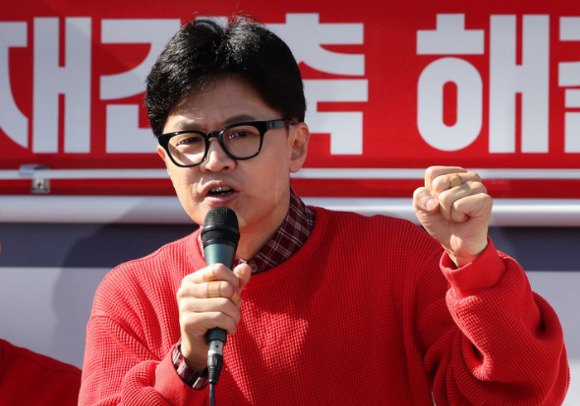 한동훈 국민의힘 비상대책위원장이 지난달 31일 오전 경기 성남시 분당구 오리역광장에서 열린 '국민의힘으로 성남살리기' 지원유세에서 윤용근 중원구, 김은혜 분당구을, 장영하 수정구 후보의 지지를 호소하고 있다. [사진=뉴시스]