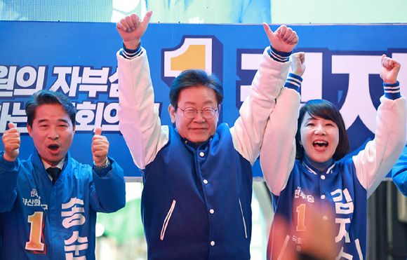 이재명 더불어민주당 대표가 3일 오후 경남 창원시 의창구 도계부부시장에서 김지수 창원의창 후보, 송순호 창원마산회원 후보의 지지를 호소 하고 있다. [사진=뉴시스]