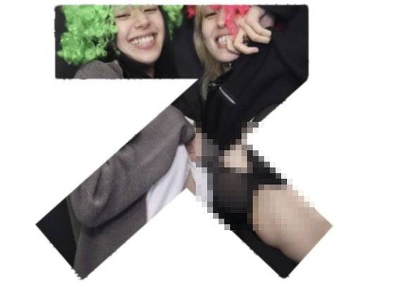 그룹 트와이스의 채영과 가수 전소미가 무인 포토부스에서 속옷을 노출한 사진을 찍어 공개했다. 트와이스 채영 인스타그램