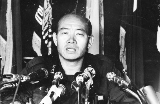 전두환 보안사령관이 대중 앞에 처음 나타난 장면. 1979년 10월 28일 합동수사본부장 자격으로 박정희 대통령 시해사건의 중간수사 결과를 발표하고 있다. 중앙포토