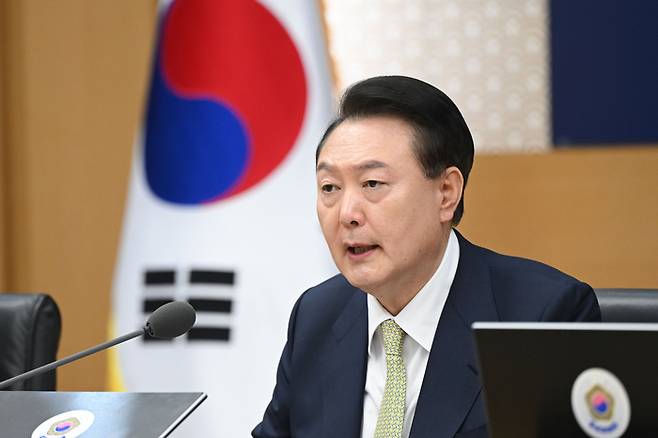 윤석열 대통령이 2일 정부세종청사에서 열린 제15회 국무회의에 참석, 회의를 주재하고있다. 2024.4.2. 대통령실사진기자단 경향신문 김창길