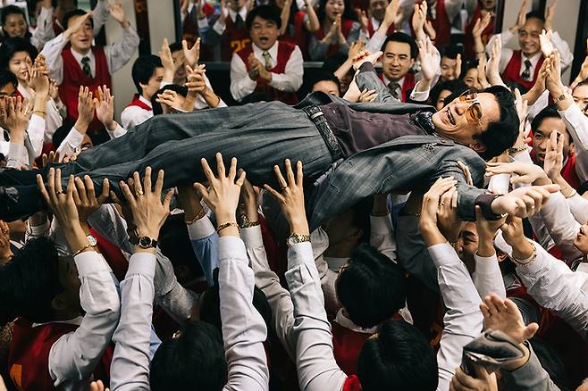 영화는 가난한 건축사였던 청이옌(량차오웨이)이 작은 사기에 동원됐다 갖가지 술수로 부를 일구는 과정을 따라간다. 청이옌의 타락을 묘사하는 방식은 마틴 스코세이지 감독의 <더 울프 오브 월스트리트>의 연출을 떠올리게 한다. 퍼스트런 제공