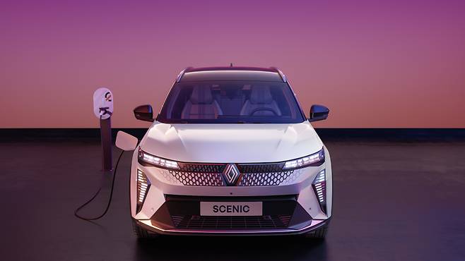 The Renault Scenic E-Tech is an all-electric family car scheduled for launch in European countries this year and in Korea next year. It offers a driving range of up to 379 miles (609 kilometers) and was voted Car of the Year 2024. (Renault Korea)