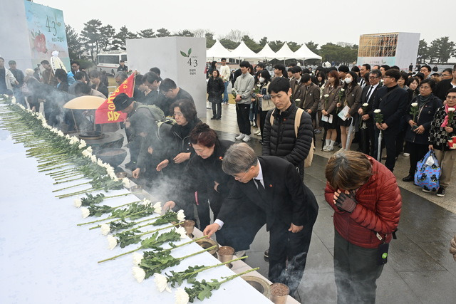 3일 오전 제주시 봉개동 4·3평화공원에서 열린 제76주년 제주4·3희생자추념식에서 참석자들이 제단에 헌화분향하고 있다. 연합뉴스