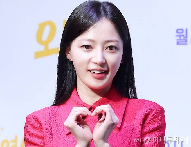 배우 송하윤(37)의 학교 폭력 의혹을 최초로 제기한 피해자가 폭행을 당할 당시 한 학년 후배였던 유명 연예인이 현장에 있었다는 주장을 내놨다. /사진=머니투데이 DB