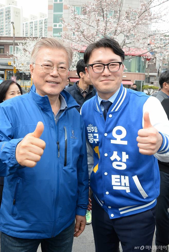 [울산=뉴시스] 배병수 기자 = 문재인 전 대통령이 2일 오후 울산 중구 태화국가정원을 방문해 민주당 중구 오상택 국회의원 후보와 승리를 다짐하고 있다. 2024.04.02. bbs@newsis.com /사진=배병수