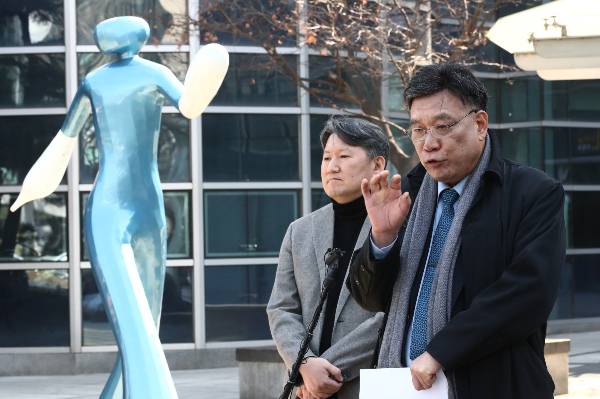 법원이 전국 의과대학 교수협의회 소속 교수 33인이 제기한 소송을 각하하자 다른 집단이 제기한 소송에 대해서는 어떤 입장을 보일지 주목되고 있다. 이병철 전의교협 법률대리인이 지난달 14일 오후 서울 서초구 행정법원에서 열린 의대 증원 취소 집행정지 사건 심문기일에 출석하기 앞서 입장을 밝히고 있다. /사진=뉴스1