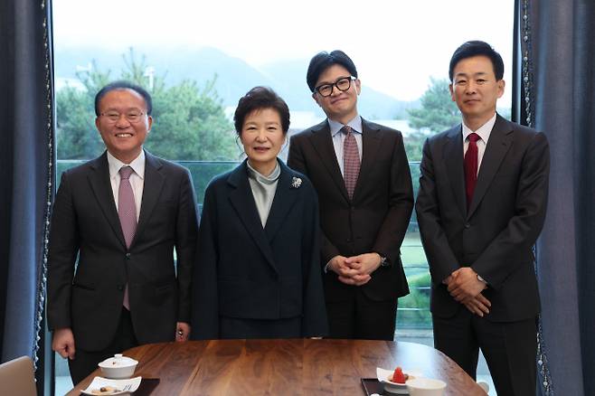 박근혜 전 대통령이 최측근이라 불리는 유영하 대구 달서갑 국민의힘 후보의 지원 유세를 연기했다. 사진은 한동훈 국민의힘 비상대책위원장이 지난달 26일 대구 달성군 박 전 대통령 사저에서 박 전 대통령을 예방한 모습. 왼쪽부터 윤재옥 국민의힘 원내대표, 박 전 대통령, 한 위원장, 유 후보. /사진=뉴시스(국민의힘 제공)