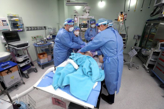 국군외상센터가 장병·국민의 생명을 살리는 임무에 더욱 박차를 가하는 가운데 의료진의 뛰어난 의술과 헌신적인 치료로 국내 최고 수준의 외상센터로 자리매김했다. 사진은 국군외상센터 의료진이 환자 모형을 이용해 응급의료처치 훈련을 하는 모습. 국방일보 제공