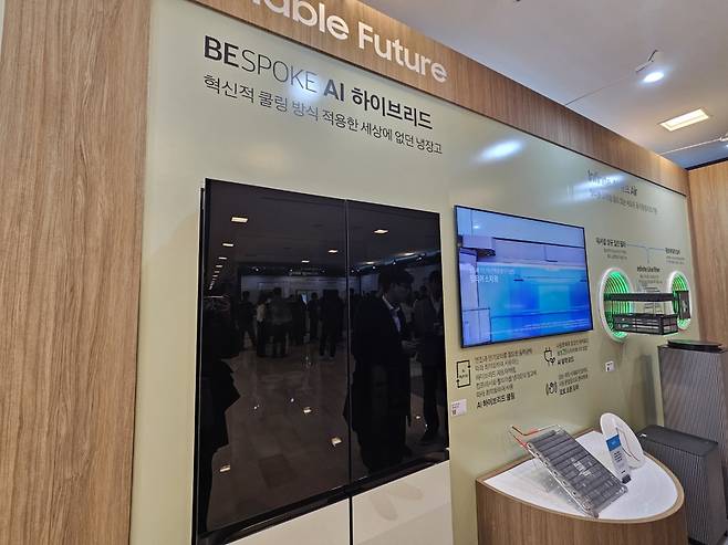 AI가 전력 사용량을 최적화해주는 2024년형 ‘비스포크 AI 하이브리드’ 신제품. 김민지 기자