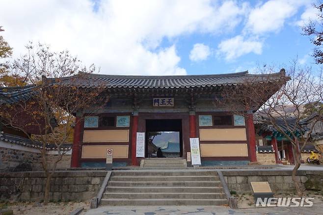 [창원=뉴시스] 2일 문화재청에서 보물로 지정한 '양산 통도사 천왕문'. (사진=경남도 제공) 2024.04.02. photo@newsis.com