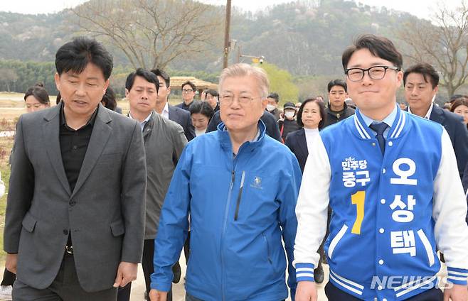 [울산=뉴시스] 배병수 기자 = 문재인 전 대통령이 2일 오후 울산 중구 태화국가정원을 방문해 중구 민주당 오상택 국회의원 후보와 국가정원을 둘러보고 있다. 2024.04.02. bbs@newsis.com