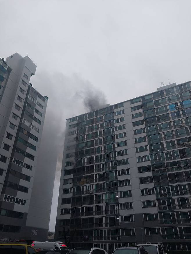 [진주=뉴시스]진주시 상대동 H아파트 화재.(사진=경남소방본부 제공).2024.04.03.photo@newsis.com *재판매 및 DB 금지